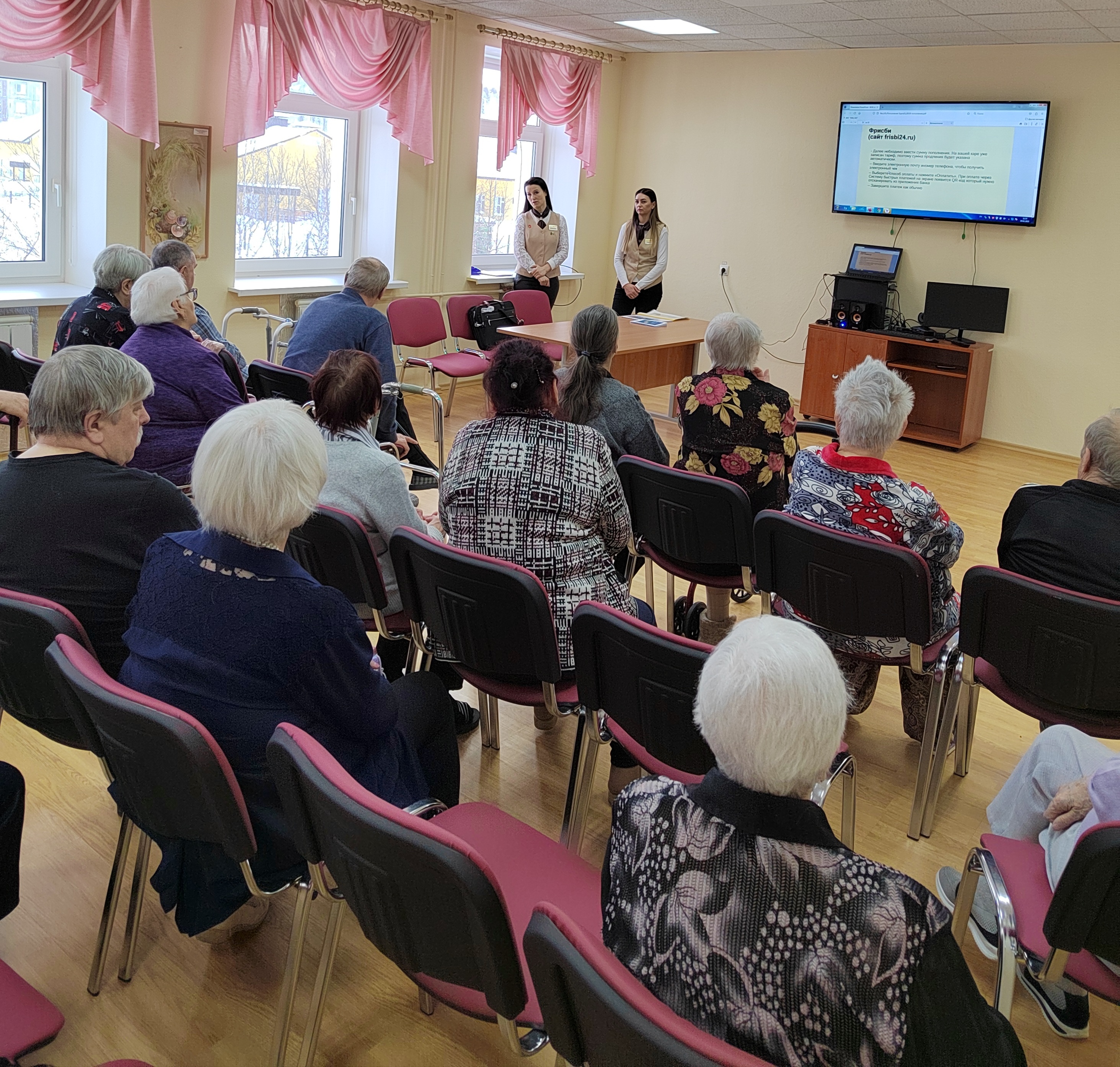 Визит представителей североморского отделения МФЦ в КЦСОН
